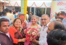 महापौर के निज निवास पर फूलों की होली