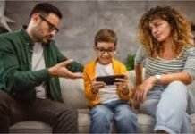 बच्चों पुस्तकों से करो दोस्ती, मोबाइल से बनाओ दूरी