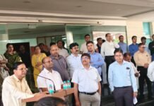 आयकर अधिकारियों एवं कर्मचारियों ने किया मध्याह्न अवकाश प्रदर्शन