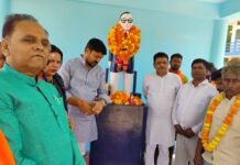 डा. अंबेडकर की मूर्ति पर हुआ पुष्पांजलि कार्यक्रम