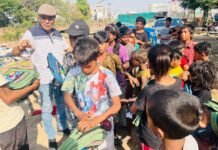 अग्निकांड पीड़ित परिवार को वी हेल्प ग्रुप के सौजन्य से सहायता