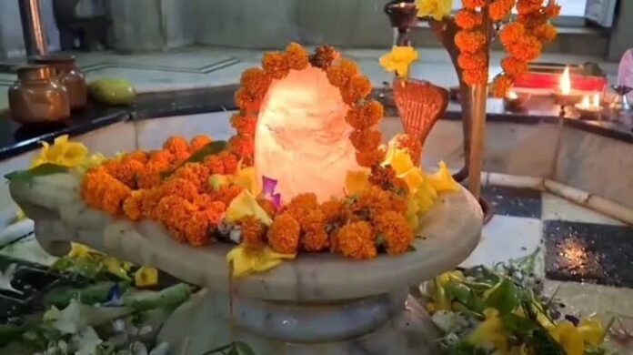 images (37) सावन में भगवान शिव का जलाभिषेक करते श्रद्धालु, धर्मशास्त्रों के अनुसार श्रावण मास के नियम